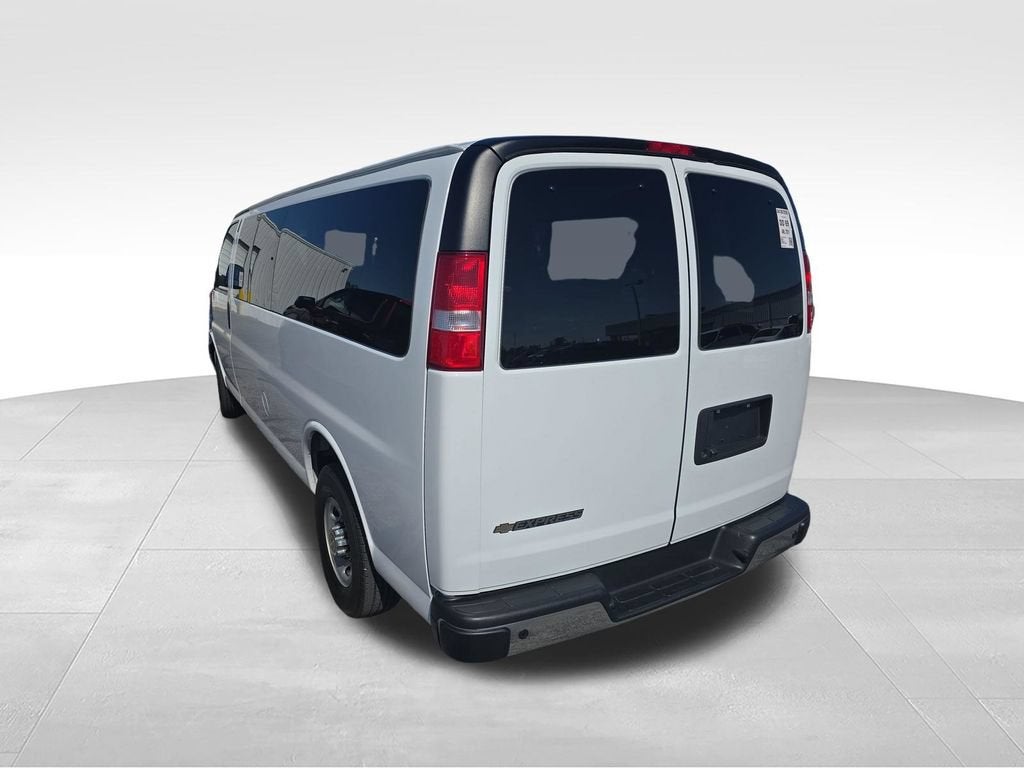 2024 Chevrolet Express Passenger 3500 1LT