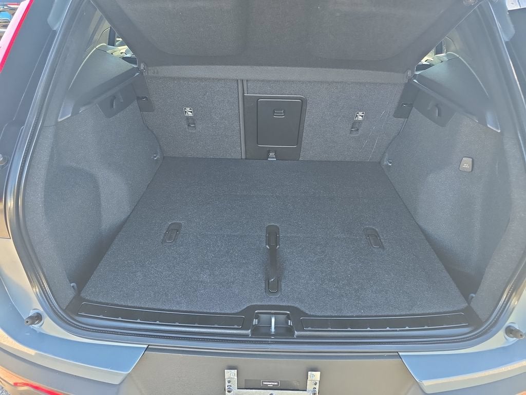 2023 Volvo XC40 Ultimate Dark Theme