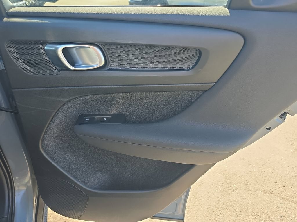 2023 Volvo XC40 Ultimate Dark Theme