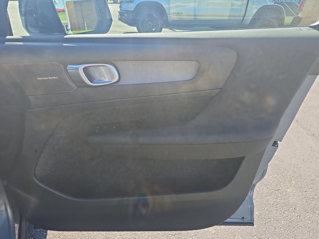 2023 Volvo XC40 Ultimate Dark Theme