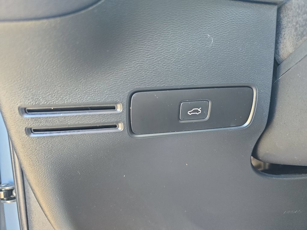 2023 Volvo XC40 Ultimate Dark Theme