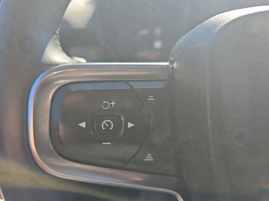 2023 Volvo XC40 Ultimate Dark Theme