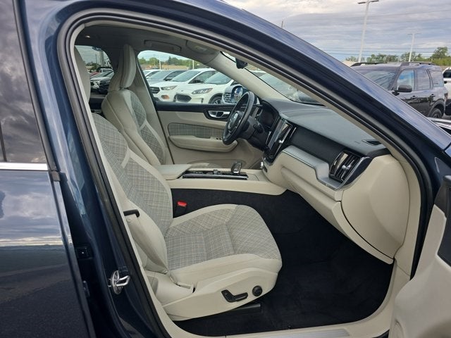 2022 Volvo XC60 B5 Momentum