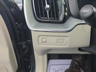 2022 Volvo XC60 B5 Momentum