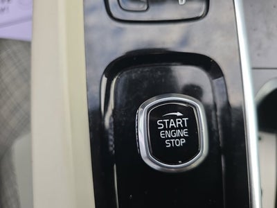 2022 Volvo XC60 B5 Momentum