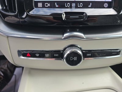 2022 Volvo XC60 B5 Momentum